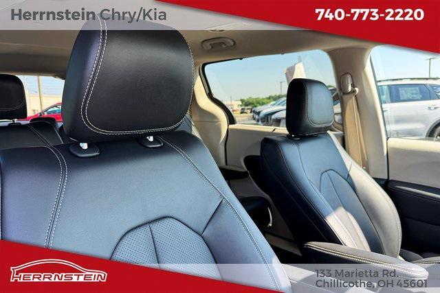 Photo of 2024 Bright White Clearcoat Chrysler Pacifica