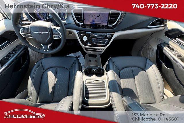 Photo of 2024 Bright White Clearcoat Chrysler Pacifica