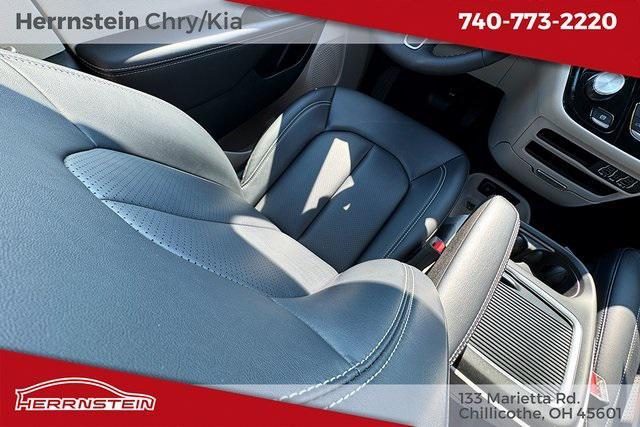 Photo of 2024 Bright White Clearcoat Chrysler Pacifica