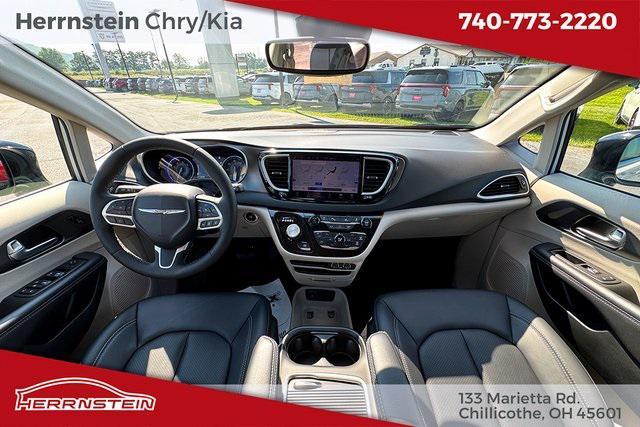 Photo of 2024 Bright White Clearcoat Chrysler Pacifica