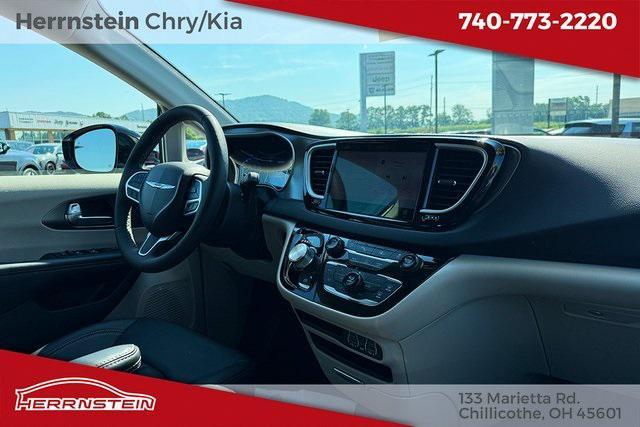 Photo of 2024 Bright White Clearcoat Chrysler Pacifica