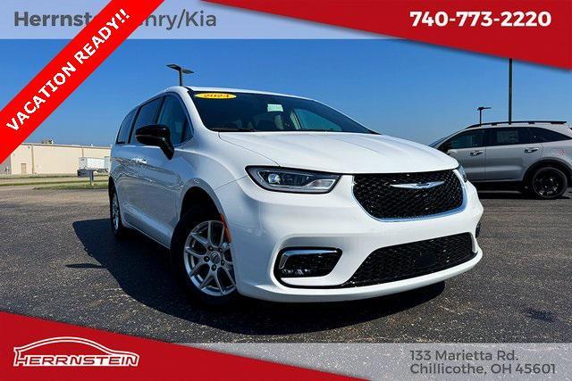 Photo of 2024 Bright White Clearcoat Chrysler Pacifica