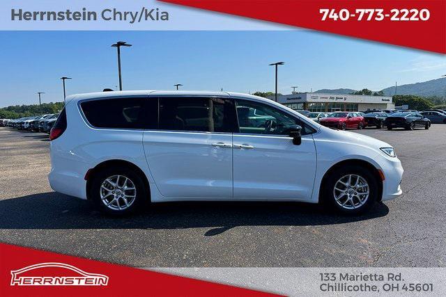 Photo of 2024 Bright White Clearcoat Chrysler Pacifica