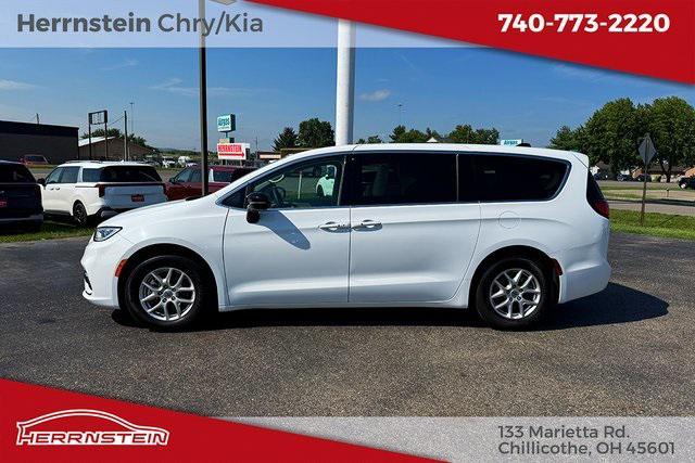 Photo of 2024 Bright White Clearcoat Chrysler Pacifica