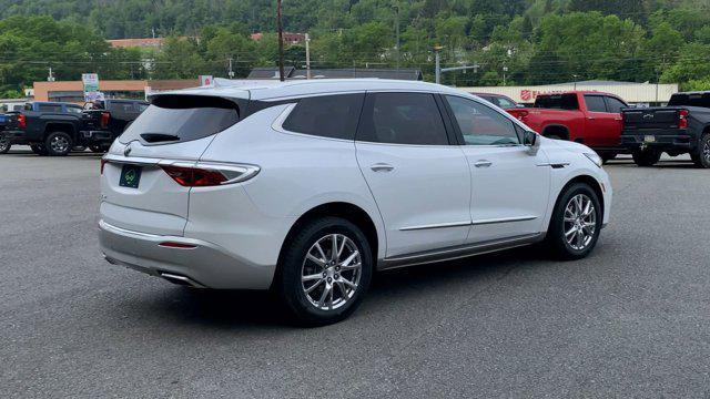 Photo of 2022 White Frost Tricoat Buick Enclave