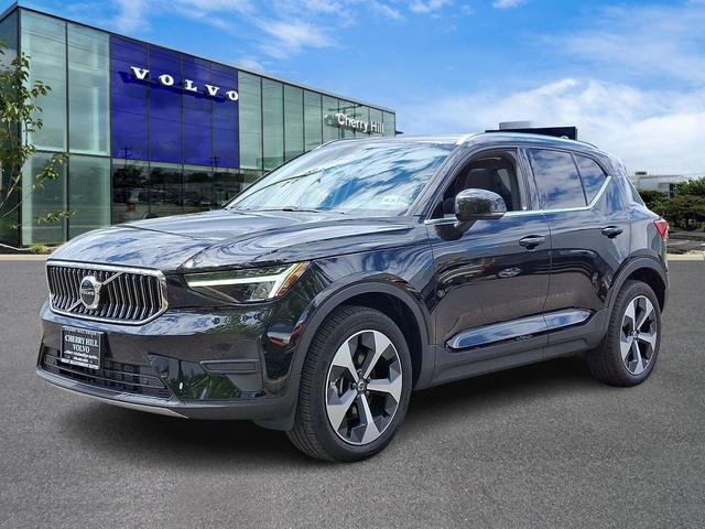 Photo of 2025 Onyx Black Metallic - 717 Volvo XC40