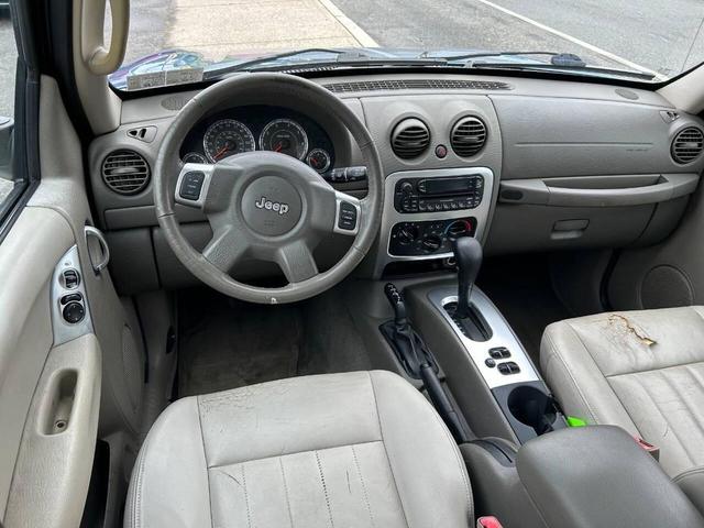 Photo of 2006 Blue Jeep Liberty