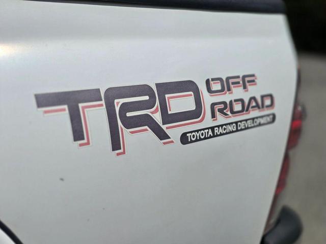 Photo of 2013 Super White Toyota Tacoma