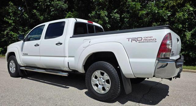 Photo of 2013 Super White Toyota Tacoma