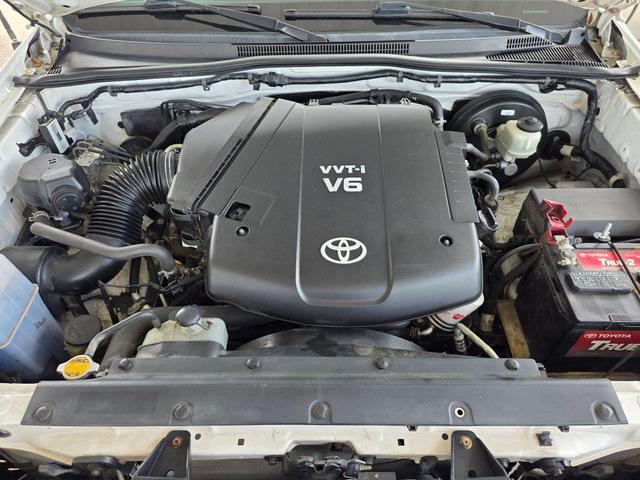 Photo of 2013 Super White Toyota Tacoma