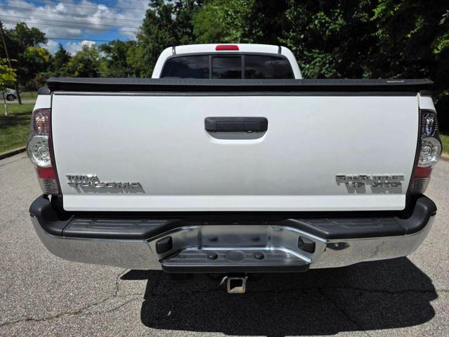 Photo of 2013 Super White Toyota Tacoma