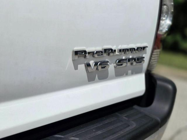 Photo of 2013 Super White Toyota Tacoma
