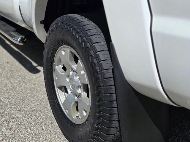Photo of 2013 Super White Toyota Tacoma