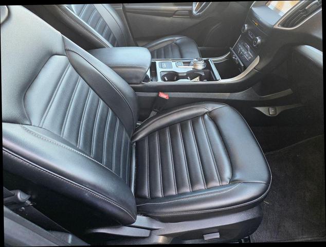 Photo of 2019 Agate Black Metallic Ford Edge