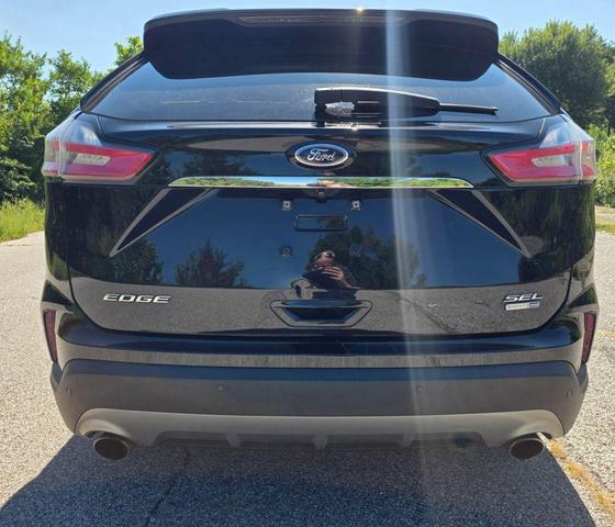 Photo of 2019 Agate Black Metallic Ford Edge