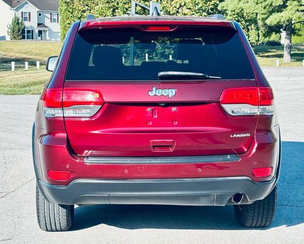 Photo of 2017 Velvet Red Pearlcoat Jeep Grand Cherokee