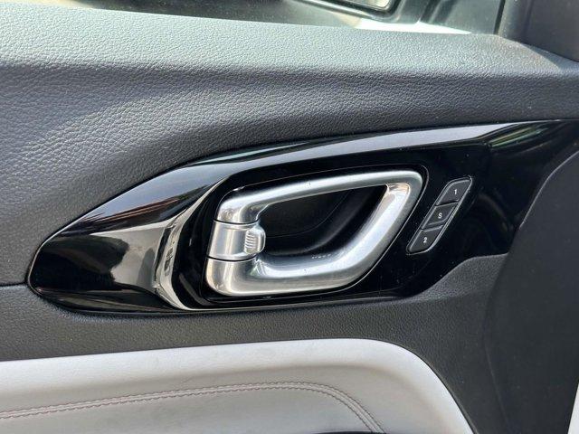 Photo of 2022 White Jeep Compass
