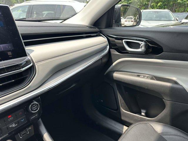 Photo of 2022 White Jeep Compass