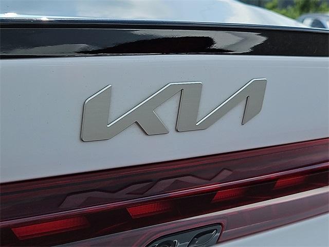 Photo of 2024 Glacial White Pearl Kia K5
