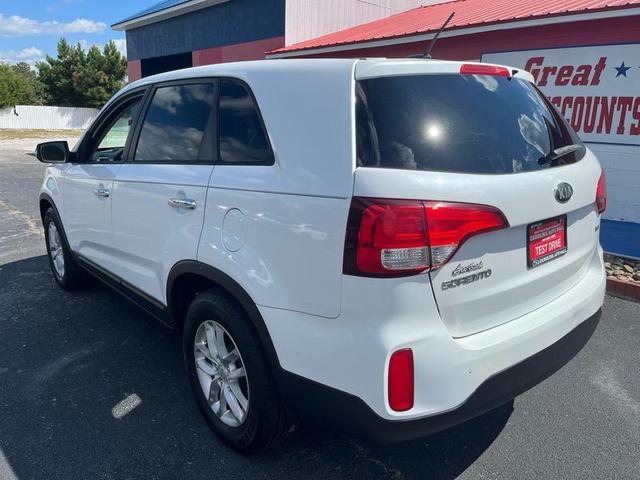 Photo of 2015 Snow White Pearl Kia Sorento