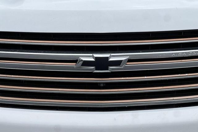 Photo of 2023 Summit White Chevrolet Suburban