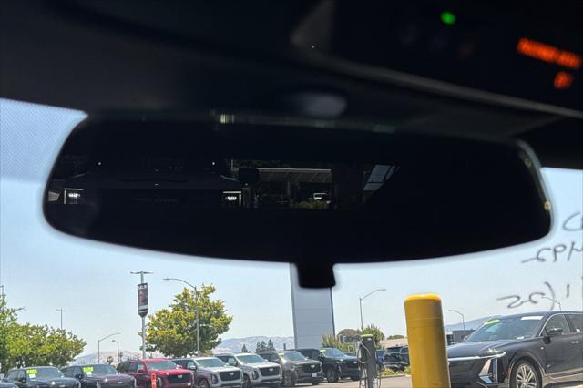 Photo of 2022 Summit White Chevrolet Camaro