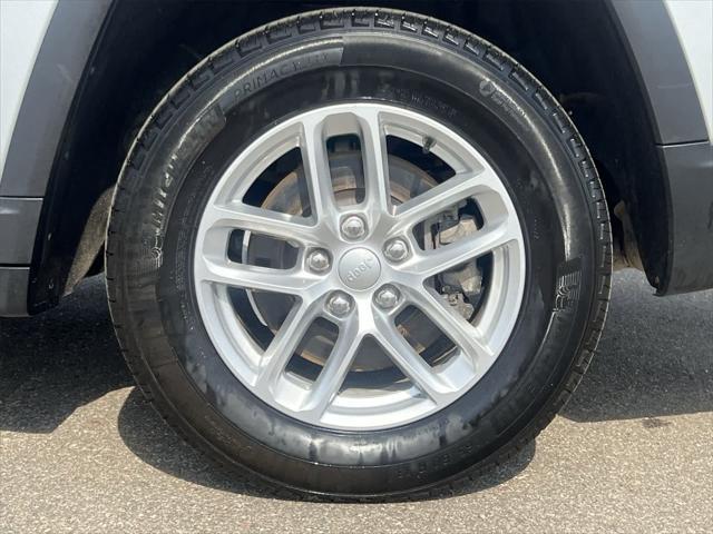 Photo of 2021 Silver Zynith Jeep Grand Cherokee L