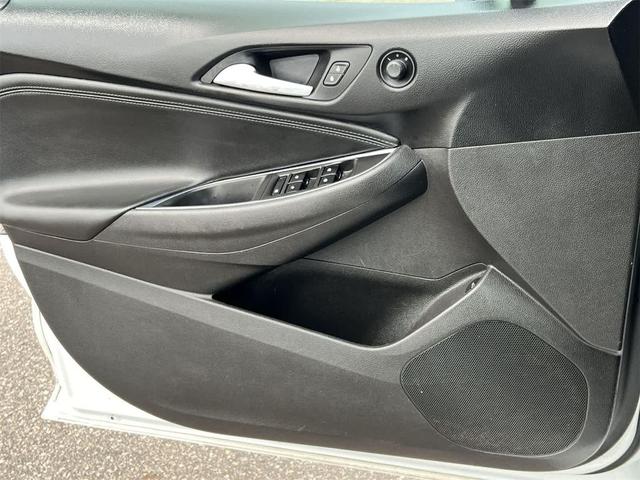 Photo of 2019 Summit White Chevrolet Cruze
