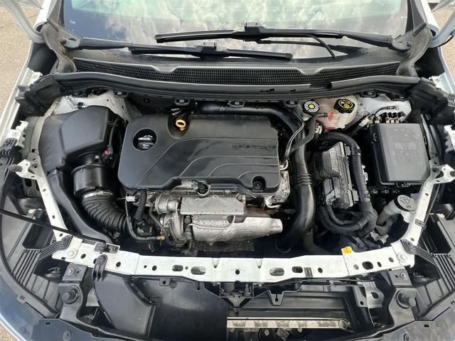Photo of 2019 Summit White Chevrolet Cruze