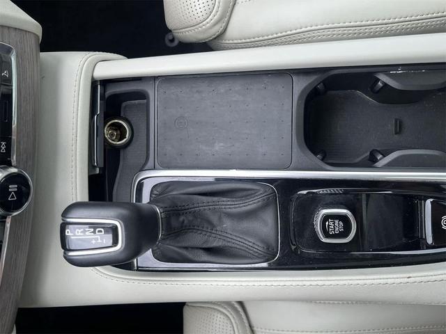 Photo of 2022 Onyx Black Metallic Volvo XC90