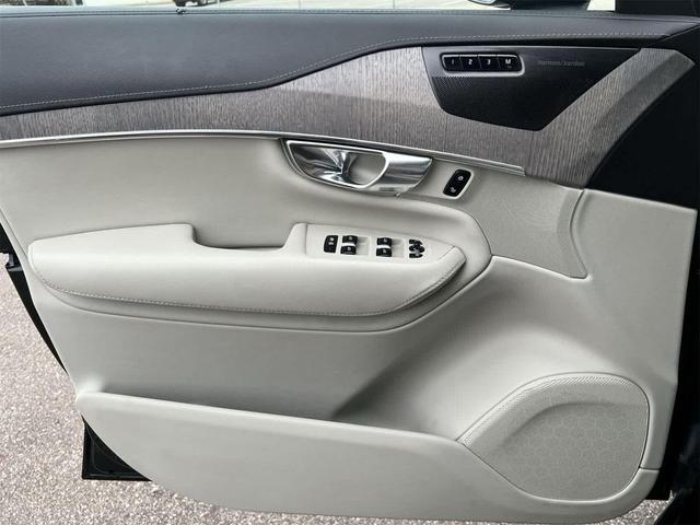 Photo of 2022 Onyx Black Metallic Volvo XC90