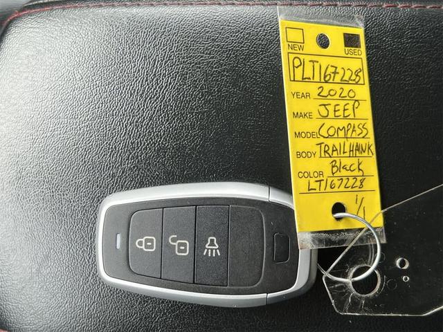 Photo of 2020 Diamond Black Crystal Pearlcoat Jeep Compass