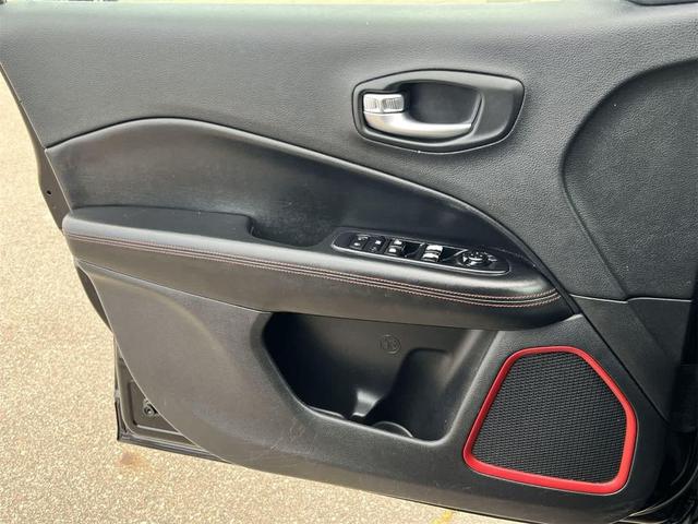 Photo of 2020 Diamond Black Crystal Pearlcoat Jeep Compass