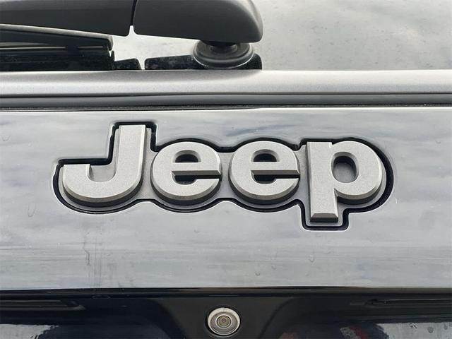 Photo of 2020 Diamond Black Crystal Pearlcoat Jeep Compass