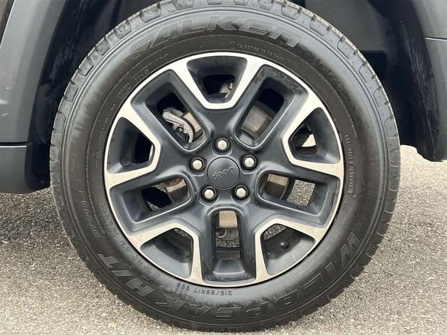 Photo of 2020 Diamond Black Crystal Pearlcoat Jeep Compass