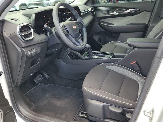 Photo of 2024 Summit White Chevrolet Trailblazer