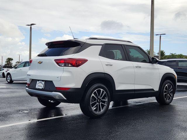 Photo of 2024 Summit White Chevrolet Trailblazer