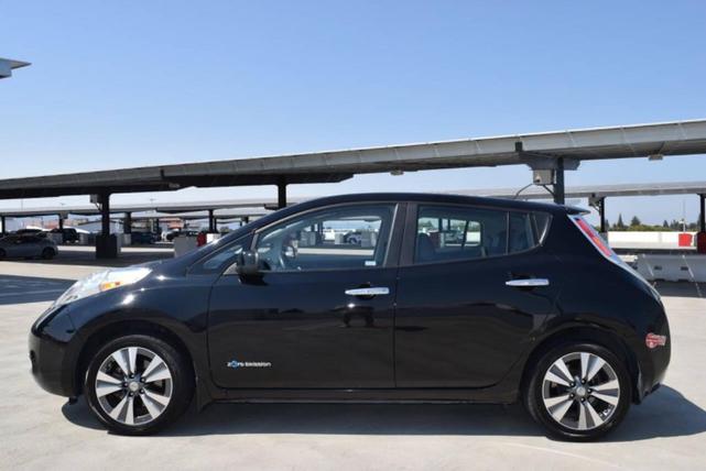 Photo of 2015 Black Nissan Leaf