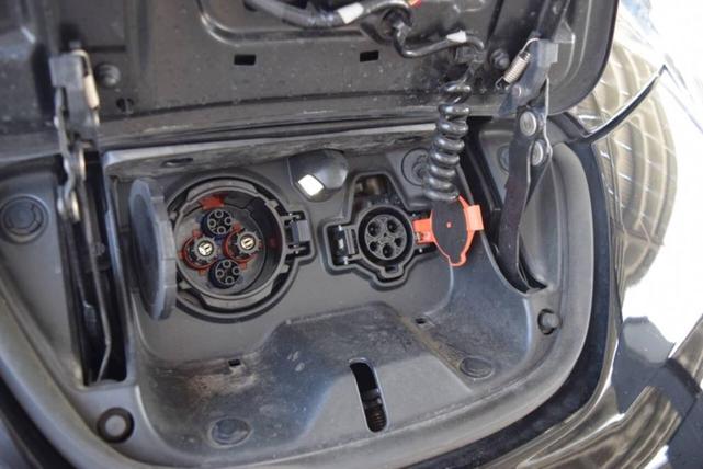 Photo of 2015 Black Nissan Leaf