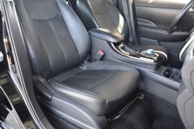 Photo of 2015 Black Nissan Leaf