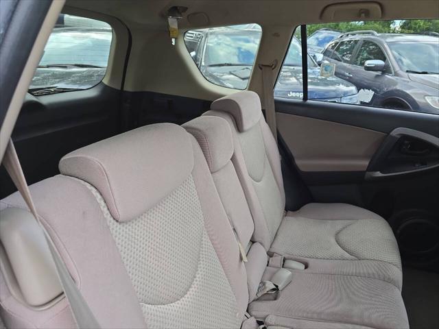 Photo of 2006 Super White Toyota RAV4