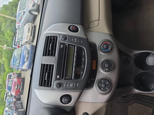Photo of 2006 Super White Toyota RAV4