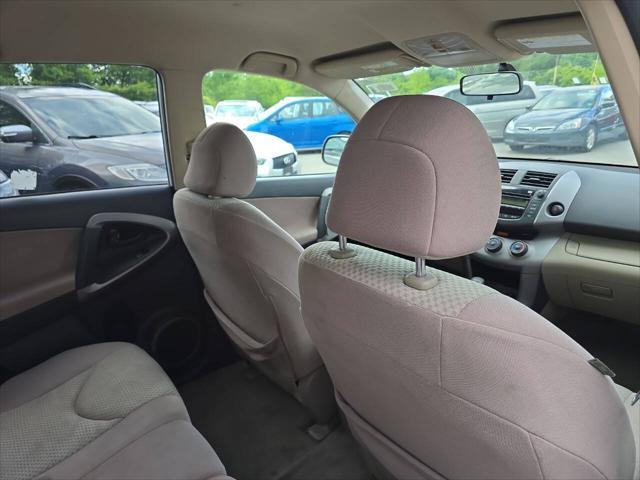 Photo of 2006 Super White Toyota RAV4