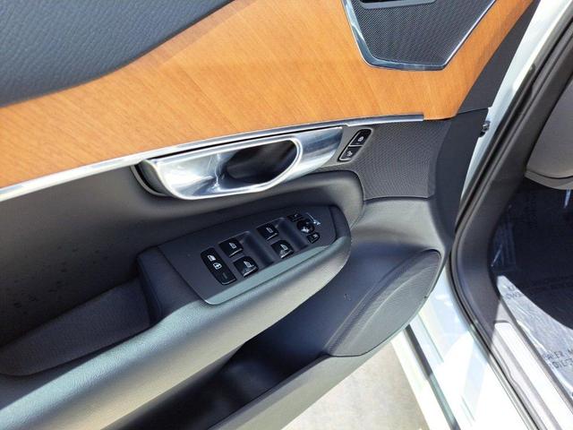 Photo of 2023 Crystal White Metallic Volvo XC90