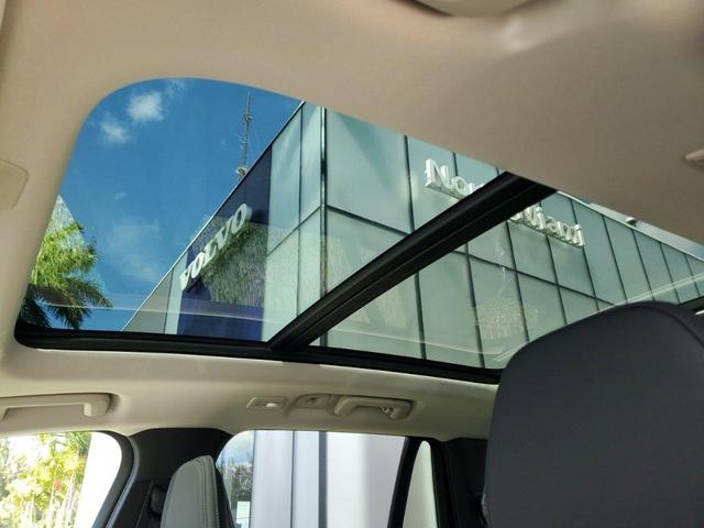 Photo of 2025 Crystal White Metallic Volvo XC90