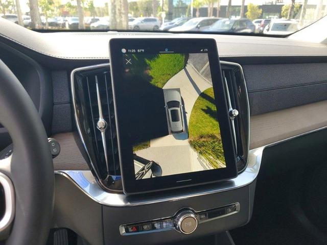 Photo of 2025 Crystal White Metallic Volvo XC90