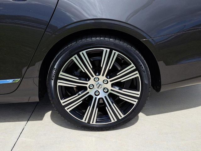 Photo of 2021 Platinum Gray Metallic Volvo V90