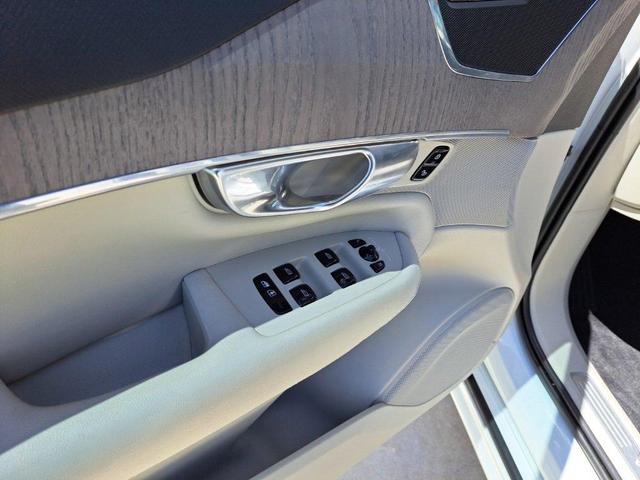 Photo of 2023 Crystal White Metallic Volvo XC90
