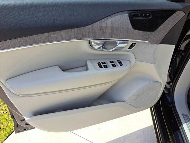 Photo of 2023 Onyx Black Metallic Volvo XC90