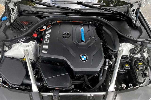 Photo of 2023 Alpine White BMW 530e